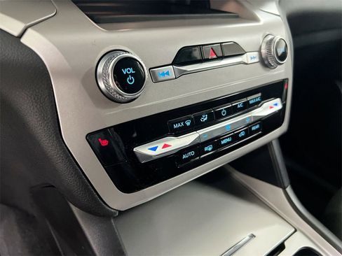 Used 2023 Ford Explorer XLT image 15