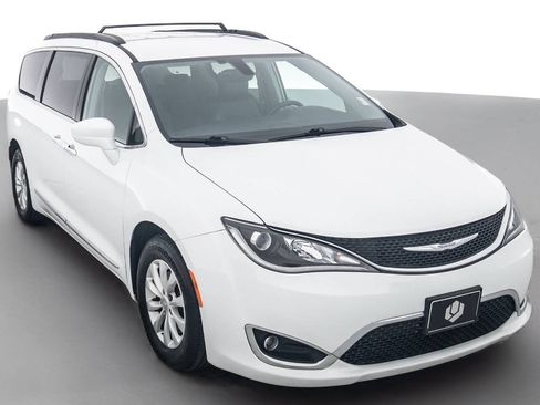 Used 2017 Chrysler Pacifica Touring-L FWD image 1