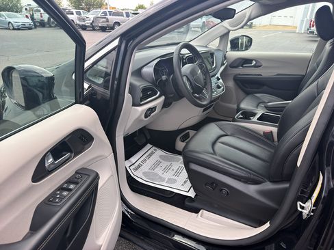 Used 2024 Chrysler Pacifica Touring-L FWD image 8