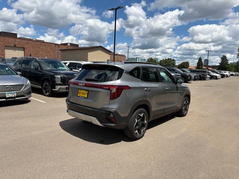 Used 2024 Kia Seltos EX AWD/4WD image 2
