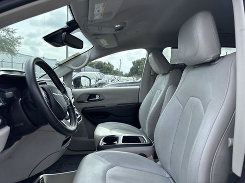 Used 2021 Chrysler Pacifica Touring-L FWD image 13
