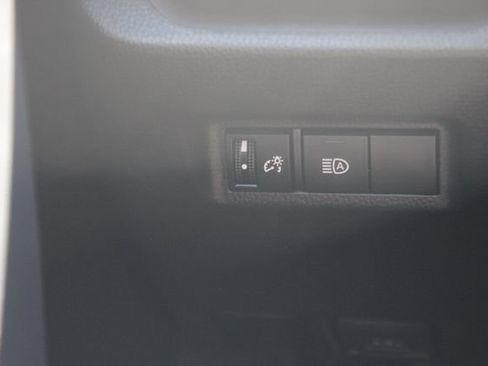 Used 2022 Toyota RAV4 LE AWD/4WD image 17
