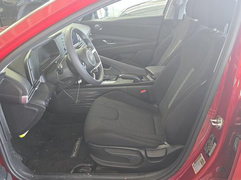 Used 2025 Hyundai Elantra SE FWD image 2