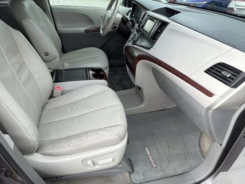 Used 2014 Toyota Sienna XLE FWD image 15