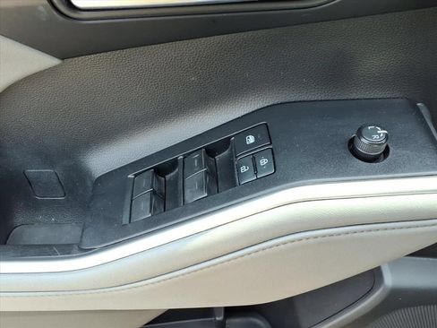 Used 2020 Toyota Highlander XLE AWD/4WD image 21