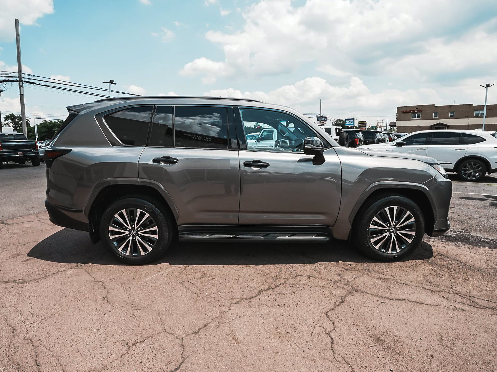 Used 2022 Lexus LX 600 4WD w/ Appearance Package image 7