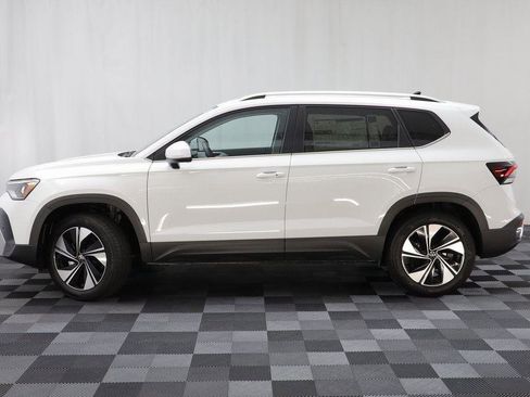 New 2025 Volkswagen Taos SE w/ Panoramic Sunroof Package image 4