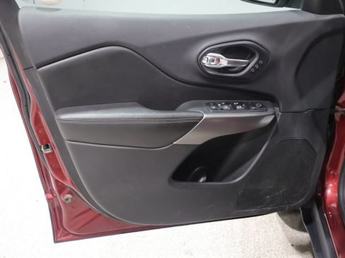 Used 2019 Jeep Cherokee Limited w/ Technology Group AWD/4WD image 13