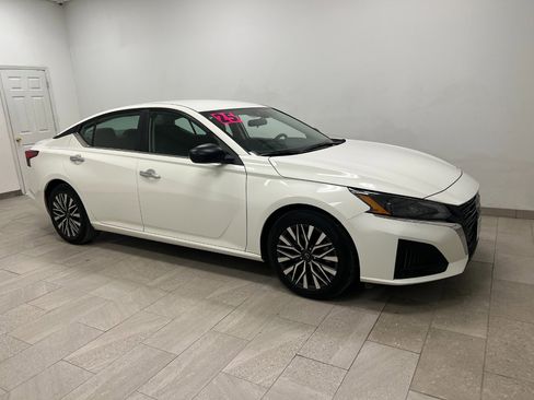 Used 2025 Nissan Altima 2.5 SV image 11