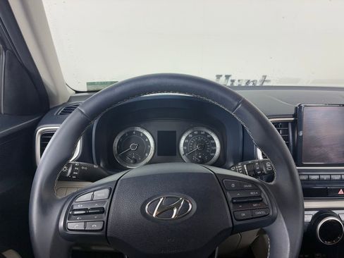 Used 2022 Hyundai Venue Limited image 21