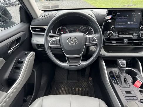 Used 2022 Toyota Highlander XLE AWD/4WD image 19