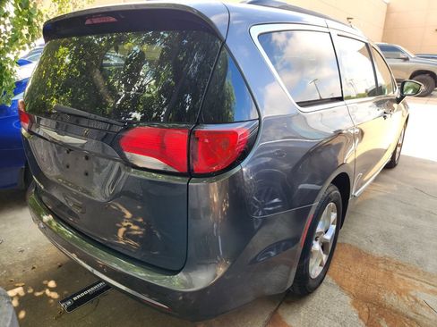 Used 2017 Chrysler Pacifica Touring-L w/ Tire & Wheel Group FWD image 5