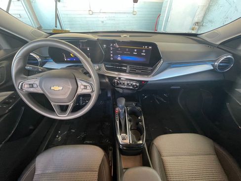 Used 2025 Chevrolet Trax LT image 32