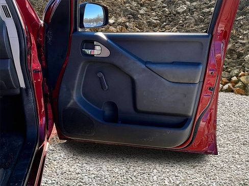 Used 2015 Nissan Frontier S image 16