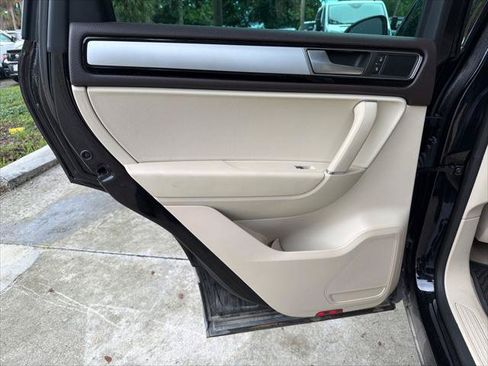 Used 2015 Volkswagen Touareg Sport AWD/4WD image 17
