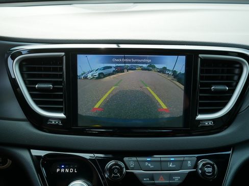 Used 2025 Chrysler Pacifica Select FWD image 27