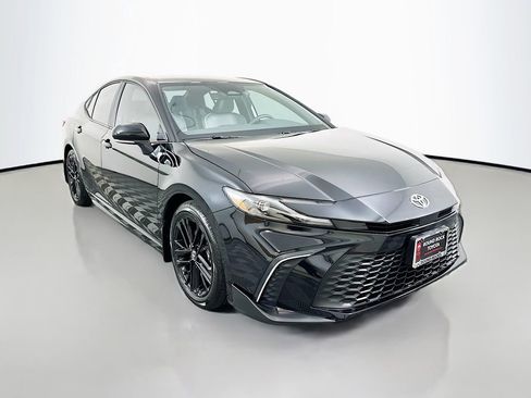 Used 2025 Toyota Camry SE image 3