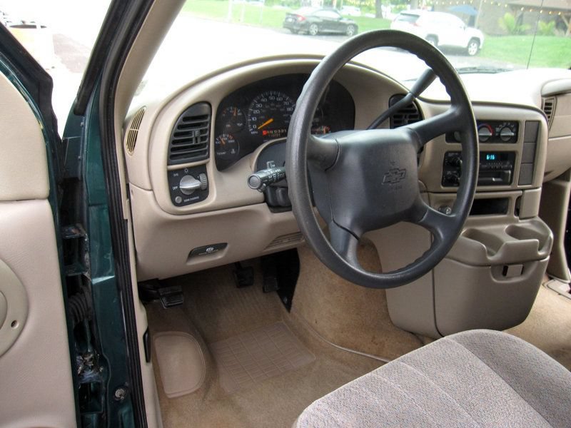 Used 1998 Chevrolet Astro AWD Passenger image 18