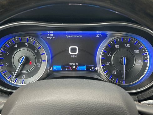 Used 2018 Chrysler 300 Limited image 32