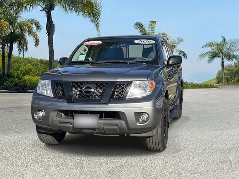 Certified 2020 Nissan Frontier SV w/ Midnight Edition Floor Mats image 6