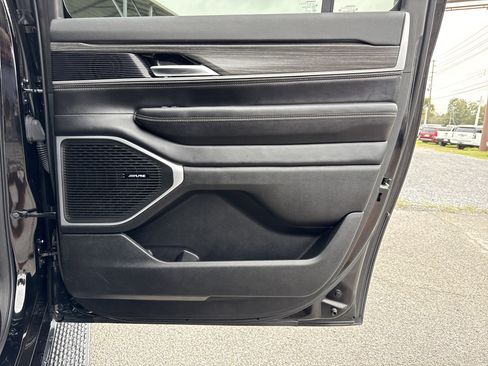 Used 2023 Jeep Wagoneer L Series III w/ Preferred Equipment Group image 37