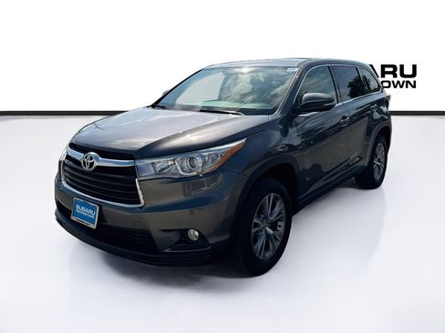 Used 2015 Toyota Highlander Plus FWD image 3