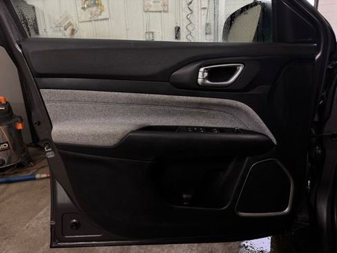 Used 2022 Jeep Compass Latitude image 11