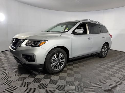 Used 2020 Nissan Pathfinder SV image 3