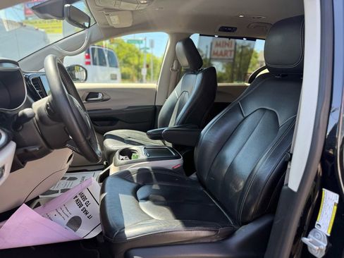Used 2022 Chrysler Pacifica Touring-L FWD image 10