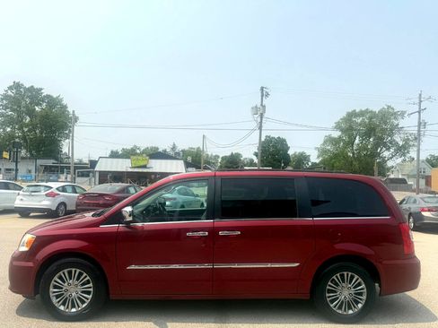 Used 2014 Chrysler Town & Country Touring-L w/ Driver Convenience Group image 2