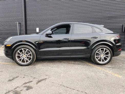 Certified 2024 Porsche Cayenne Coupe image 2