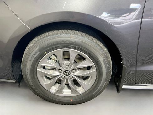 Used 2025 Toyota Sienna XLE FWD image 13