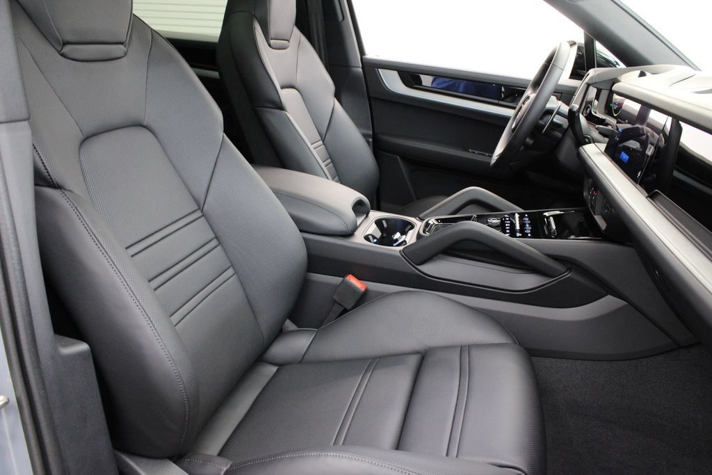 Used 2025 Porsche Cayenne S AWD/4WD image 30