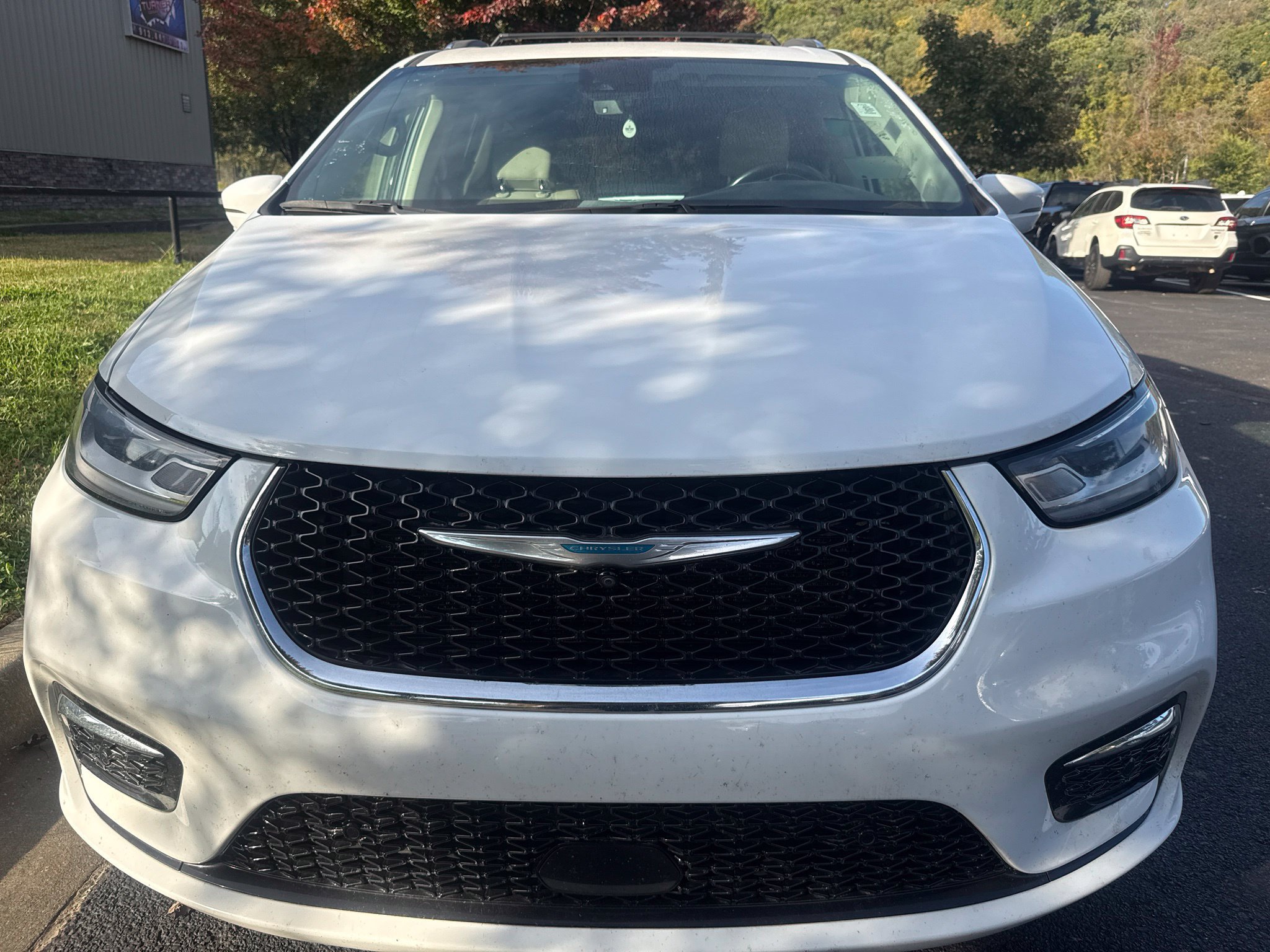 Used 2021 Chrysler Pacifica Touring-L FWD image 2