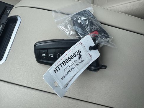 Used 2022 Toyota Highlander XLE FWD image 32