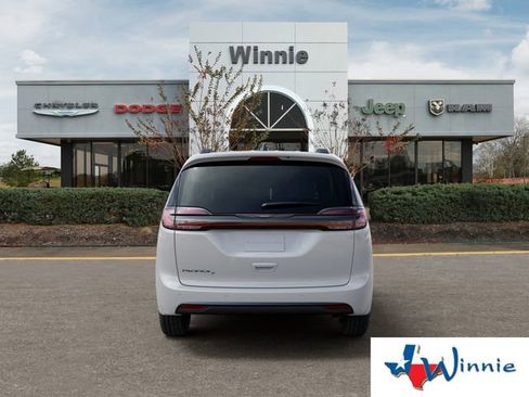 New 2026 Chrysler Pacifica Select image 8