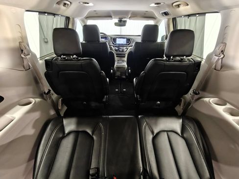 Used 2024 Chrysler Pacifica Touring-L FWD image 29
