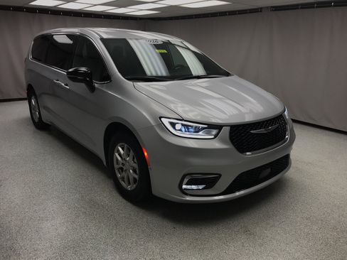 Used 2026 Chrysler Pacifica Select FWD image 5