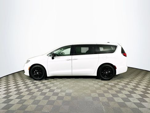 Certified 2024 Chrysler Pacifica Touring-L image 6