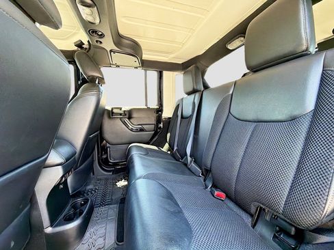 Used 2017 Jeep Wrangler Unlimited Sahara AWD/4WD image 13