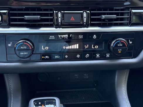 Used 2023 Nissan Pathfinder SL w/ SL Premium Package FWD image 29