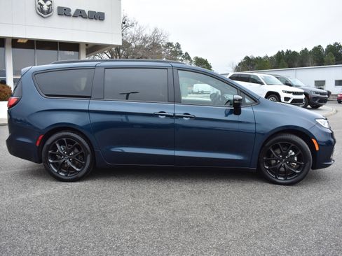 Used 2025 Chrysler Pacifica Limited image 10