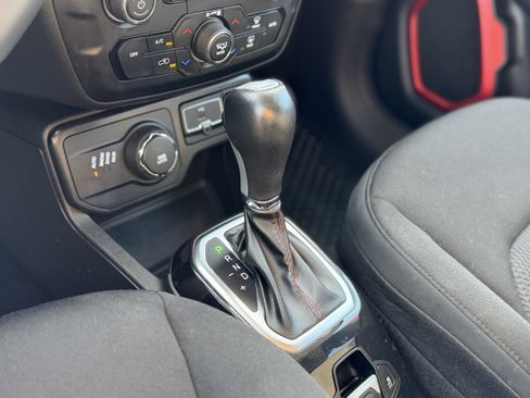 Used 2022 Jeep Renegade Latitude AWD/4WD image 15