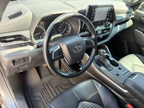 Used 2021 Toyota Highlander XSE FWD image 3