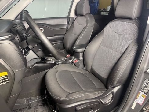 Used 2017 Kia Soul + FWD image 34