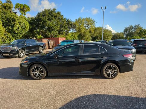 Used 2020 Toyota Camry SE FWD image 2