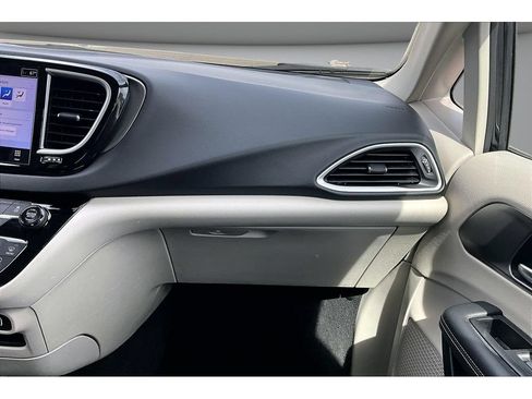 Used 2024 Chrysler Pacifica Touring-L FWD image 46