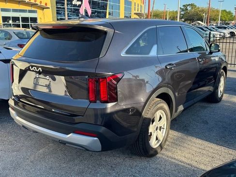 Certified 2025 Kia Sorento LX image 5