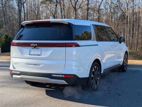 Used 2024 Kia Carnival EX image 3