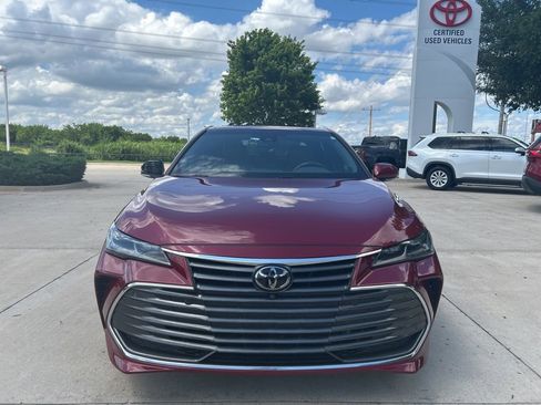 Used 2019 Toyota Avalon Limited FWD image 2
